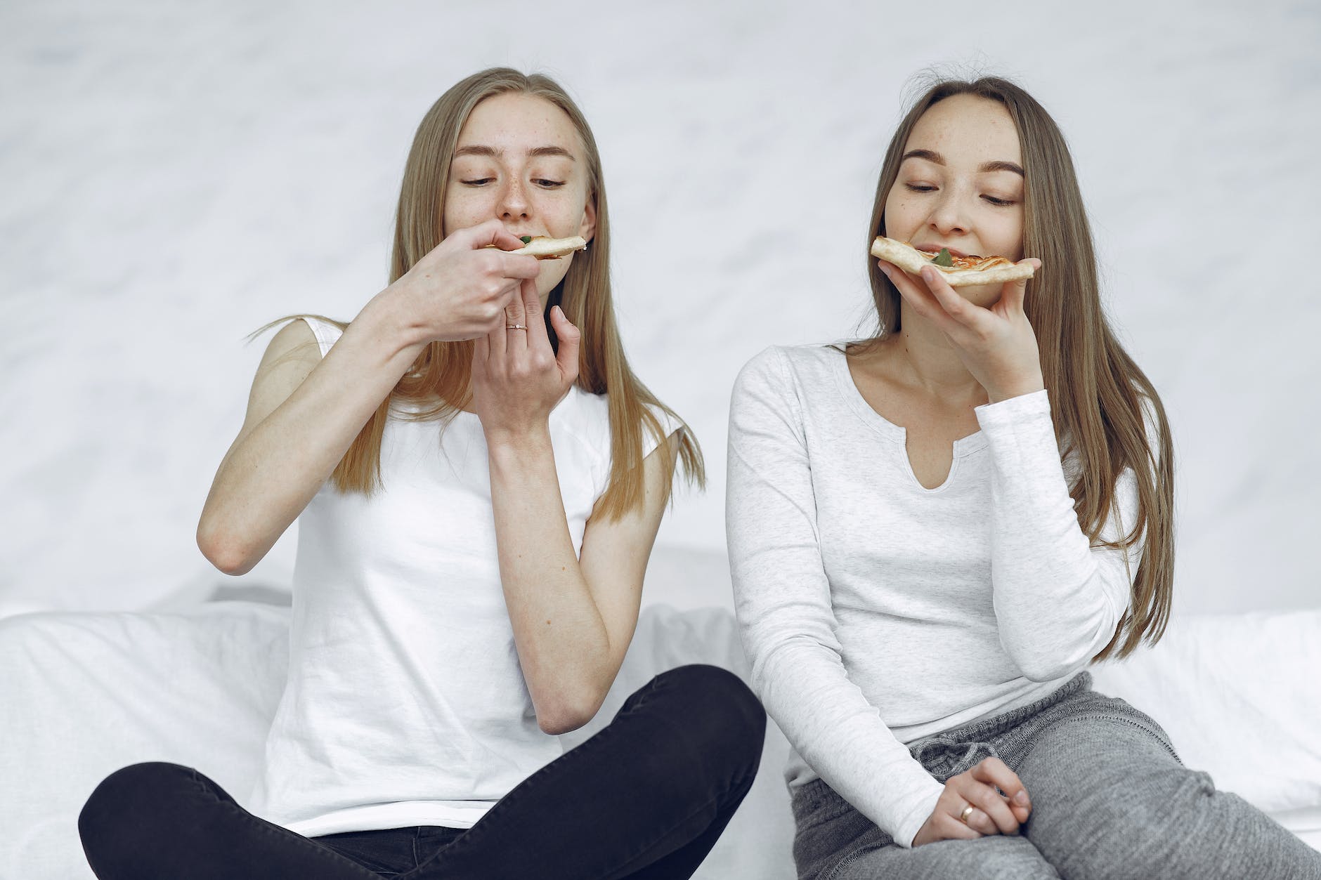 women eating pizza