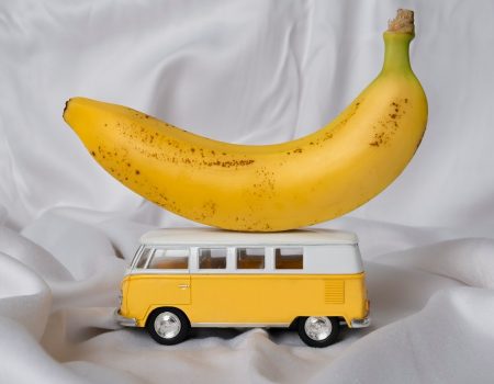Apa Itu PMO: Pengertian, Dampak Kecanduan, dan Cara Mengatasinya yellow banana fruit on white textile
